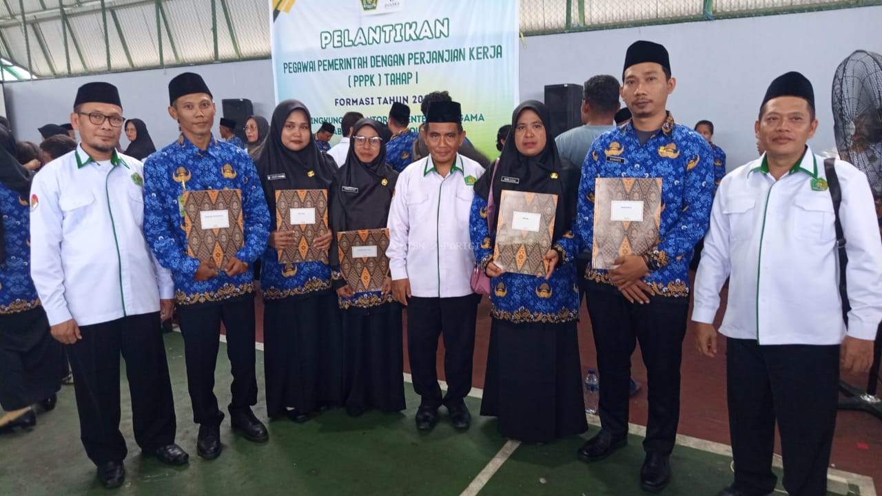 Tenaga pendidik dan Kependidikan MTsN 2 Parigi mengikuti pelantikan PPPK